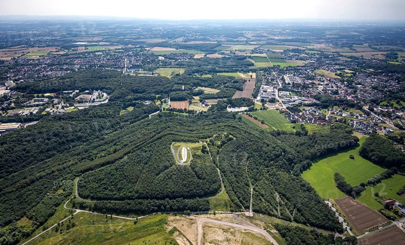 Aerial view, Großes Holz spoil tip with Adener Höhe and light column in Weddinghofen, Bergkamen, Ruhr area, North Rhine-Westphalia, Germany, spoil tip, DE, Europe, landscape construction, light column, aerial view, aerial photography, aerial photography, aerial view, sight, overview, bird's eye view, overview