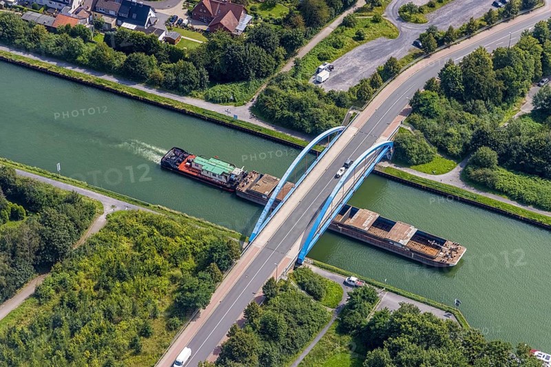 Aerial view, cargo ship on the Datteln-Hamm canal at the Werner Straße bridge in Rünthe, Bergkamen, Ruhr area, North Rhine-Westphalia, Germany, inland navigation, federal road B233, DE, Europe, goods transport, goods traffic, cargo ships, aerial view, aerial photography, aerial photography, shipping, shipping traffic, overview, bird's eye view, Werner Straße bridge, birds-eyes view, overview