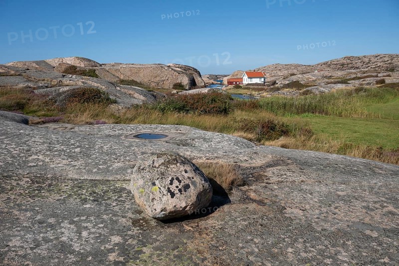Houses on the coast, Bohus Granit, Ramsvik, Ramsviklandet nature reserve, archipelago, Bohuslän, Skagerrak, Sotenäs, Västra Götalands län, Sweden