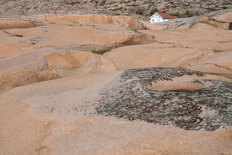 White house, rocky coast, Bohus granite, Ramsvik, Ramsviklandet nature reserve, Bohuslän, Skagerrak, Sotenäs, Västra Götalands län, Sweden