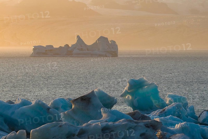 Icebergs in the Jökulsarlon glacier lagoon, Vatnajökull National Park, South Iceland, Iceland