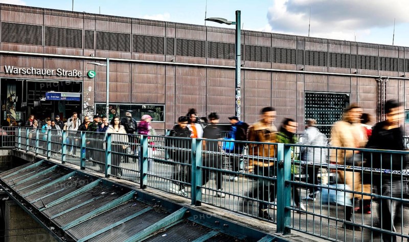People walking across a bridge at Warschauer Straße station, Berlin, 02 October 2025, Berlin, Berlin, Germany
