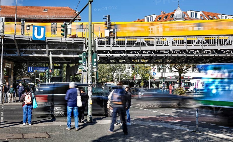 Street scene at Schlesisches Tor underground station, yellow underground train on elevated railway, Berlin, 02.10.2025, Berlin, Berlin, Germany