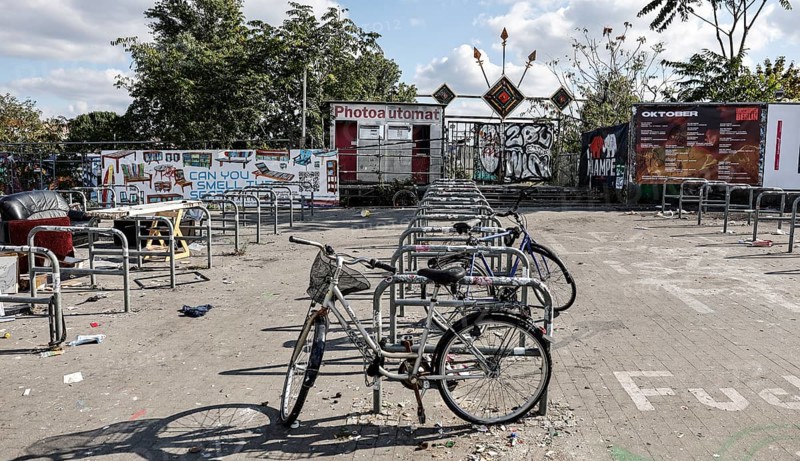 Littered parking space for bicycles at Warschauer Brücke, Berlin, 02/10/2025, Berlin, Berlin, Germany