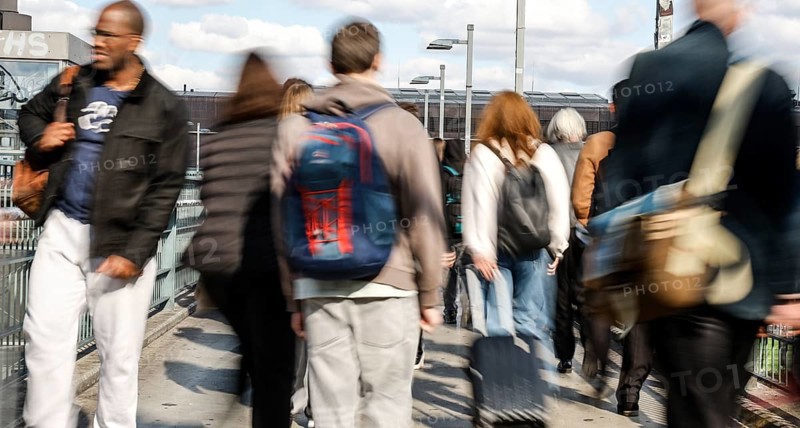 People walking across a bridge at Warschauer Straße station, Berlin, 02 October 2025, Berlin, Berlin, Germany
