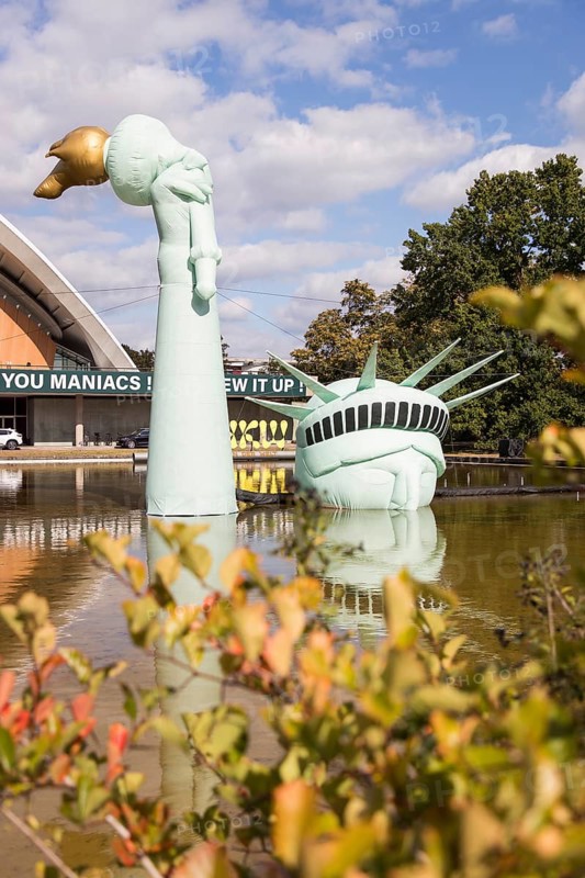 Symbolisation of a Statue of Liberty submerged in water in front of the Haus der Kulturen der Welt at the HKW Takeover: The Possibility of Unreason by Jan Böhmermann & Gruppe Royale. The exhibition will be accompanied by concerts, shows, TV recordings, performances, film screenings and discussions from 27 September to 19 October 2025