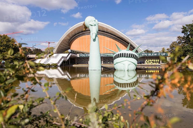 Symbolisation of a Statue of Liberty submerged in water in front of the Haus der Kulturen der Welt at the HKW Takeover: The Possibility of Unreason by Jan Böhmermann & Gruppe Royale. The exhibition will be accompanied by concerts, shows, TV recordings, performances, film screenings and discussions from 27 September to 19 October 2025