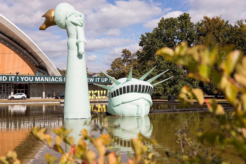 Symbolisation of a Statue of Liberty submerged in water in front of the Haus der Kulturen der Welt at the HKW Takeover: The Possibility of Unreason by Jan Böhmermann & Gruppe Royale. The exhibition will be accompanied by concerts, shows, TV recordings, performances, film screenings and discussions from 27 September to 19 October 2025