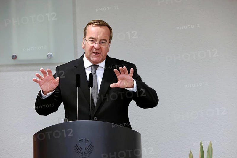 Federal Minister of Defence Boris Pistorius - Award of the Order of Merit of the Federal Republic of Germany to Lloyd James Austin III in recognition of his personal commitment to strengthening the German-American friendship and bilateral defence and military policy cooperation at the Federal Ministry of Defence, Berlin, 01.10.25