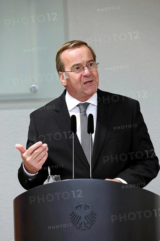 Federal Minister of Defence Boris Pistorius - Award of the Order of Merit of the Federal Republic of Germany to Lloyd James Austin III in recognition of his personal commitment to strengthening the German-American friendship and bilateral defence and military policy cooperation at the Federal Ministry of Defence, Berlin, 01.10.25