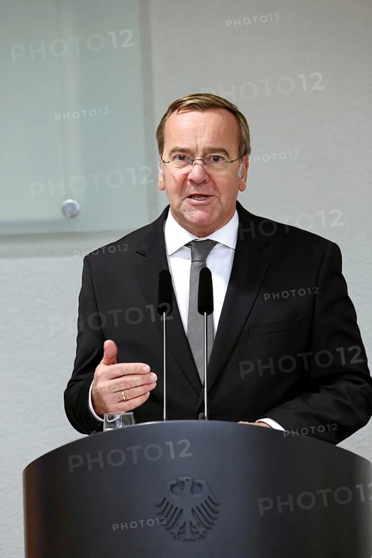 Federal Minister of Defence Boris Pistorius - Award of the Order of Merit of the Federal Republic of Germany to Lloyd James Austin III in recognition of his personal commitment to strengthening the German-American friendship and bilateral defence and military policy cooperation at the Federal Ministry of Defence, Berlin, 01.10.25