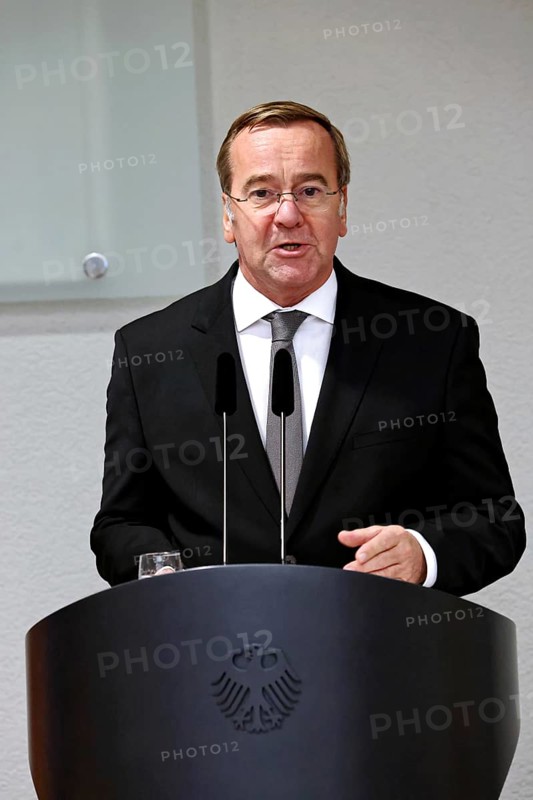 Federal Minister of Defence Boris Pistorius - Award of the Order of Merit of the Federal Republic of Germany to Lloyd James Austin III in recognition of his personal commitment to strengthening the German-American friendship and bilateral defence and military policy cooperation at the Federal Ministry of Defence, Berlin, 01.10.25