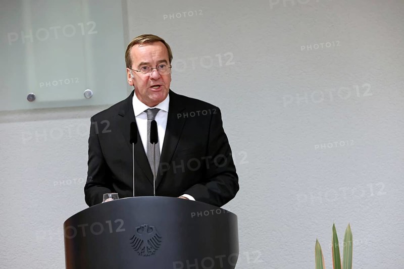 Federal Minister of Defence Boris Pistorius - Award of the Order of Merit of the Federal Republic of Germany to Lloyd James Austin III in recognition of his personal commitment to strengthening the German-American friendship and bilateral defence and military policy cooperation at the Federal Ministry of Defence, Berlin, 01.10.25