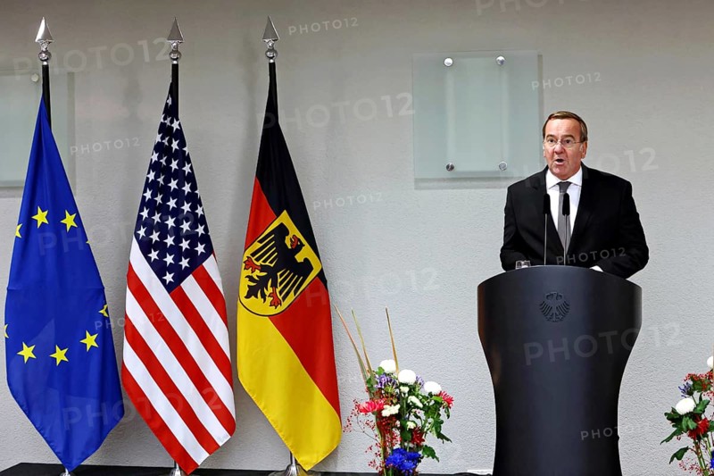 Federal Minister of Defence Boris Pistorius - Award of the Order of Merit of the Federal Republic of Germany to Lloyd James Austin III in recognition of his personal commitment to strengthening the German-American friendship and bilateral defence and military policy cooperation at the Federal Ministry of Defence, Berlin, 01.10.25
