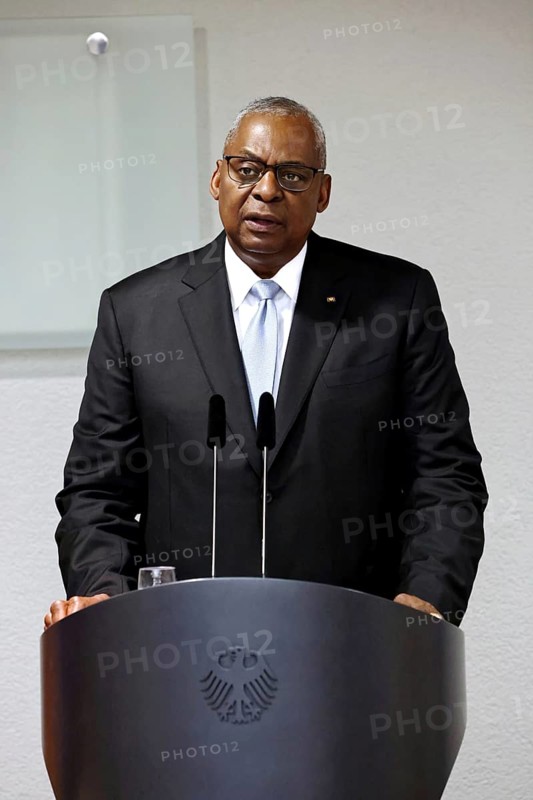 Lloyd James Austin III Former United States Secretary of Defence 2021 to 2025 - Award of the Order of Merit of the Federal Republic of Germany to Lloyd James Austin III in recognition of his personal commitment to strengthening German-American friendship and bilateral defence and military policy cooperation at the Federal Ministry of Defence, Berlin, 01.10.25