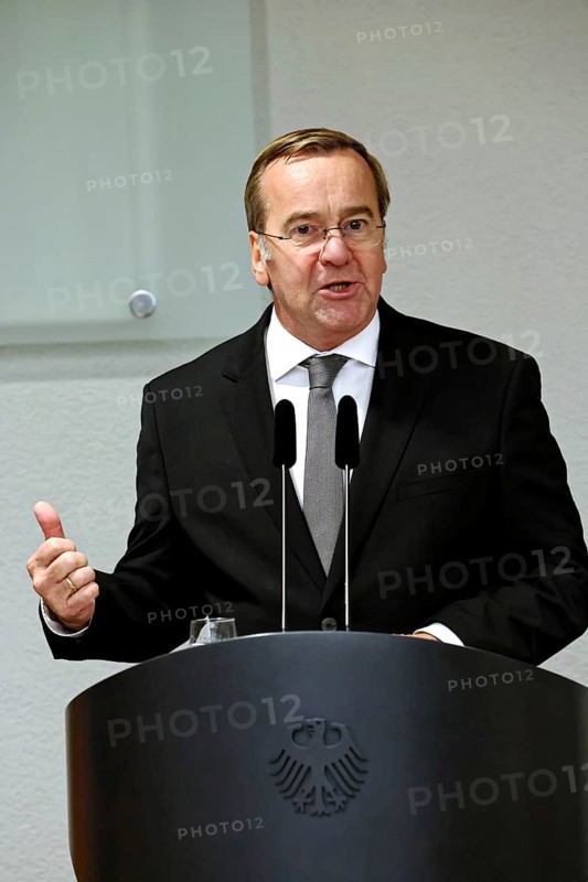 Federal Minister of Defence Boris Pistorius - Award of the Order of Merit of the Federal Republic of Germany to Lloyd James Austin III in recognition of his personal commitment to strengthening the German-American friendship and bilateral defence and military policy cooperation at the Federal Ministry of Defence, Berlin, 01.10.25