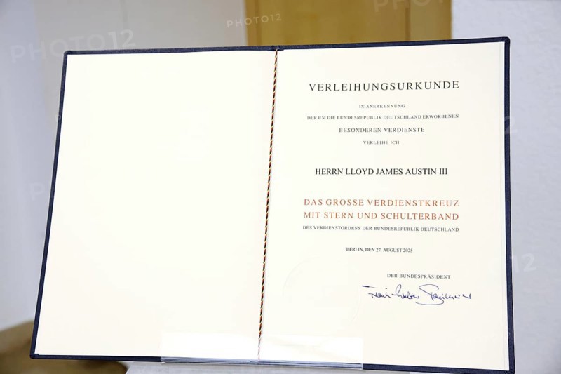 Feature: Award certificate - Award of the Order of Merit of the Federal Republic of Germany to Lloyd James Austin III in recognition of his personal commitment to strengthening German-American friendship and bilateral defence and military policy cooperation at the Federal Ministry of Defence, Berlin, 01.10.25