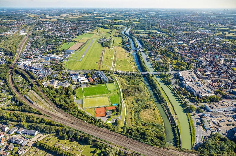 Aerial photograph, Hamm-Lippewiesen airfield and the Datteln-Hamm canal and Lippe river experience area, Hamm Mattenbecke sewage treatment plant and Hamm lock, Heessen district, Hamm, Ruhr area, North Rhine-Westphalia, Germany, DE, Europe, flight emission, airport, aircraft noise, airfield, sewage treatment plant, runway, aerial photograph, aerial photography, aerial photography, lock, runway, overview, bird's-eye view, bird's-eye view, overview