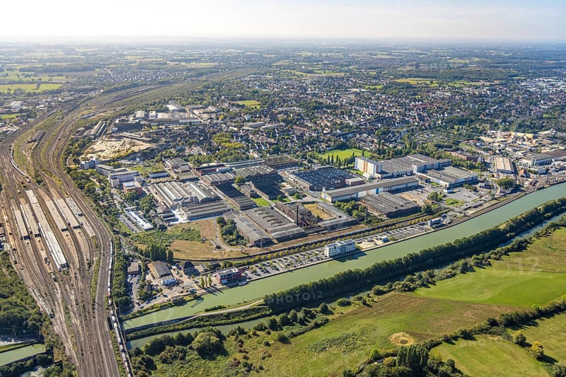 Aerial view, main station Hbf and marshalling yard with building area WDI Westfälische Drahtindustrie between Wilhelmstraße and Banningstraße, harbour with voestalpine Böhler Welding Deutschland GmbH and Unionstadion, Hamm-West residential area, Datteln-Hamm canal and river Lippe, district Heessen, Hamm, Ruhr area, North Rhine-Westphalia, Germany, railway area, railway station, platform, DE, Deutsche Bahn AG, Europe, railway tracks, tracks, property tax, goods trains, harbour, harbour area, harbour overview, main station, main station, real estate, aerial view, aerial photography, aerial photography, overview, bird's-eye view, residential area, living and living, residential area, residential quality, residential quarter, housing estate, residential area, birds-eyes view, overview