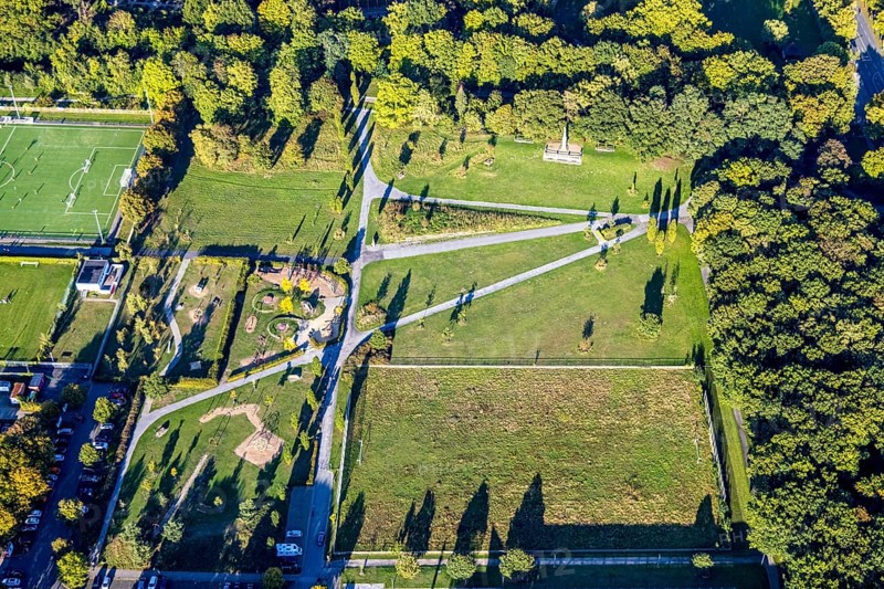 Aerial view, parade ground with war memorial, Germania memorial for the fallen of the Franco-Prussian War 1870/71, historical sight, children playground, centre, Hamm, Ruhr area, North Rhine-Westphalia, Germany, DE, memorial, Europe, aerial view, aerial photography, aerial photography, memorial, overview, bird's-eye view, overview