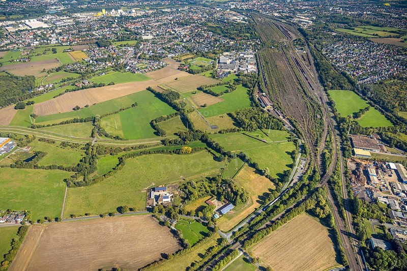 Aerial view, Hamm marshalling yard, commercial area Schieferstraße and view to the harbour Hamm-Westen, on the right residential area district Lohauserholz, district Pelkum, Hamm, Ruhr area, North Rhine-Westphalia, Germany, railway area, DE, Deutsche Bahn AG, Europe, commercial enterprise, commercial area, commercial property, commercial location, commercial use, railway tracks, tracks, property tax, goods trains, real estate, industrial area, industrial site, aerial view, aerial photography, aerial photography, overview, bird's-eye view, residential area, residential area and living, residential quality, residential neighbourhood, residential estate, residential district, birds-eyes view, overview