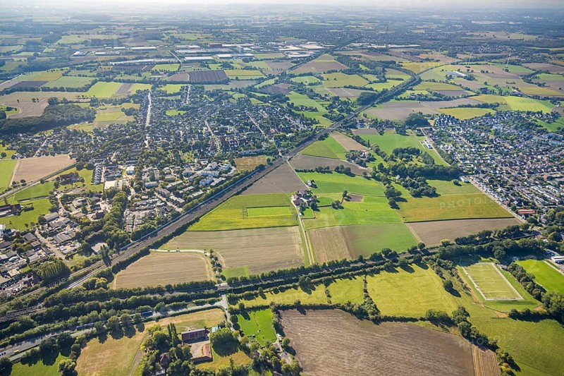 Aerial view, residential area Wiescherhöfen with meadows and fields between railway lines, district Pelkum, Hamm, Ruhr area, North Rhine-Westphalia, Germany, DE, Europe, property tax, real estate, agricultural fields, aerial view, aerial photography, aerial photography, overview, bird's-eye view, housing estate, living and life, residential area, residential quality, residential quarter, housing estate, residential district, birds-eyes view, overview