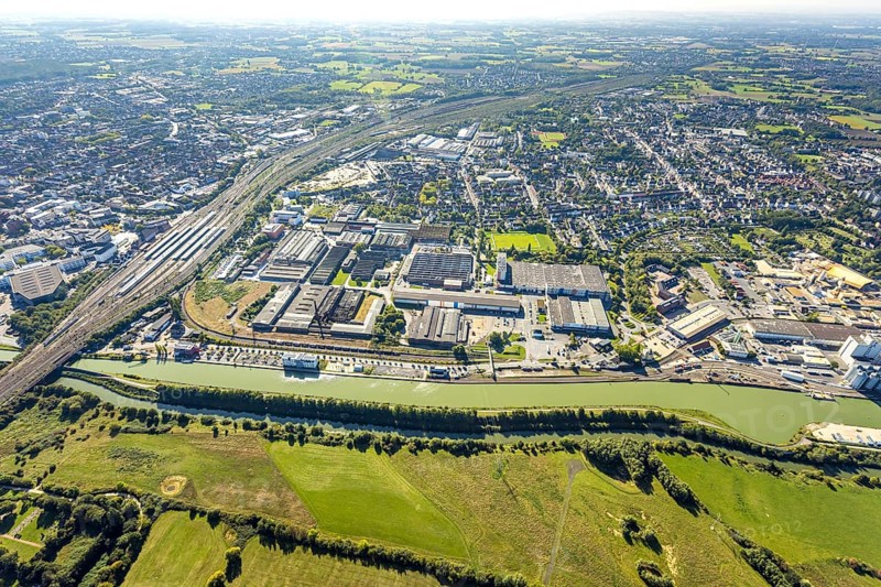 Aerial view, harbour at the Datteln-Hamm canal, industrial area Hafenstraße and Dortmunder Straße, main station and view to the marshalling yard, centre, Hamm, Ruhr area, North Rhine-Westphalia, Germany, DE, Europe, railway tracks, tracks, goods trains, harbour, harbour area, harbour overview, aerial view, aerial photography, aerial photography, overview, bird's eye view, birds-eyes view, overview