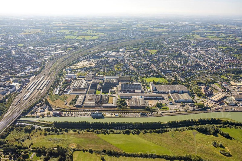 Aerial view, harbour at the Datteln-Hamm canal, industrial area Hafenstraße and Dortmunder Straße, main station and view to the marshalling yard, centre, Hamm, Ruhr area, North Rhine-Westphalia, Germany, DE, Europe, railway tracks, tracks, goods trains, harbour, harbour area, harbour overview, aerial view, aerial photography, aerial photography, overview, bird's eye view, birds-eyes view, overview