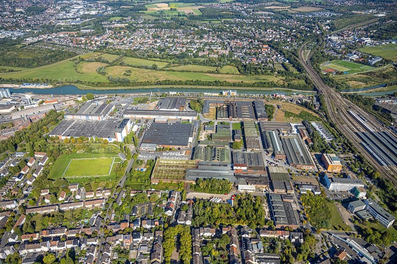 Aerial view, harbour at Datteln-Hamm canal, industrial area Hafenstraße and Dortmunder Straße, voestalpine Böhler plant, central station, Hamm, Ruhr area, North Rhine-Westphalia, Germany, DE, Europe, commercial enterprise, commercial area, commercial property, commercial location, commercial use, harbour, harbour area, harbour area, harbour overview, industrial area, industrial location, aerial view, aerial photography, aerial photography, overview, bird's eye view, birds-eyes view, overview