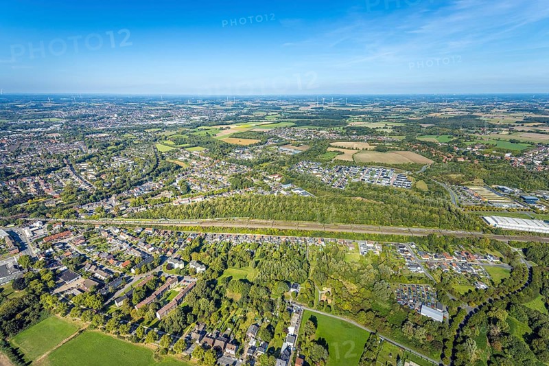 Aerial view, residential area Am Heimshof, housing estate Sachsenring, railway line, district Heessen, Hamm, Ruhr area, North Rhine-Westphalia, Germany, railway area, DE, Deutsche Bahn AG, Europe, railway tracks, tracks, property tax, real estate, aerial view, aerial photography, aerial photography, overview, bird's eye view, housing estate, housing and living, residential area, quality of life, residential quarter, housing estate, residential area, birds-eyes view, overview