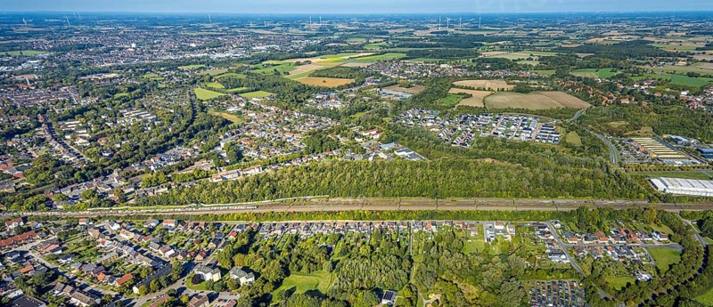 Aerial view, residential area Am Heimshof, housing estate Sachsenring, railway line, district Heessen, Hamm, Ruhr area, North Rhine-Westphalia, Germany, railway area, DE, Deutsche Bahn AG, Europe, railway tracks, tracks, property tax, real estate, aerial view, aerial photography, aerial photography, overview, bird's eye view, housing estate, housing and living, residential area, quality of life, residential quarter, housing estate, residential area, birds-eyes view, overview