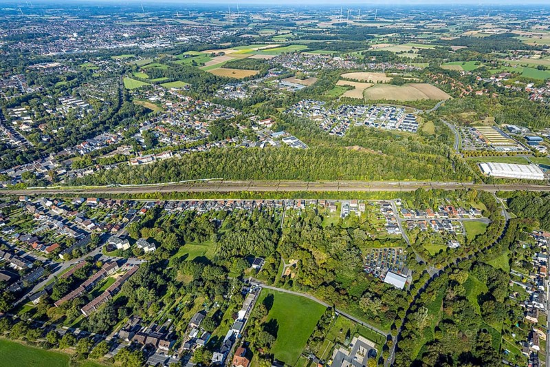 Aerial view, residential area Am Heimshof, railway line and forest area, new construction residential area Sachsenring, district Heessen, Hamm, Ruhr area, North Rhine-Westphalia, Germany, railway area, DE, Deutsche Bahn AG, Europe, railway tracks, tracks, property tax, real estate, aerial view, aerial photography, aerial photography, overview, bird's eye view, residential area, living and life, residential area, quality of life, residential quarter, housing estate, residential area, birds-eyes view, overview