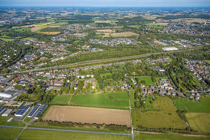 Aerial view, residential area Am Heimshof, housing estate Sachsenring, railway line, district Heessen, Hamm, Ruhr area, North Rhine-Westphalia, Germany, railway area, DE, Deutsche Bahn AG, Europe, railway tracks, tracks, property tax, real estate, aerial view, aerial photography, aerial photography, overview, bird's eye view, housing estate, housing and living, residential area, quality of life, residential quarter, housing estate, residential area, birds-eyes view, overview