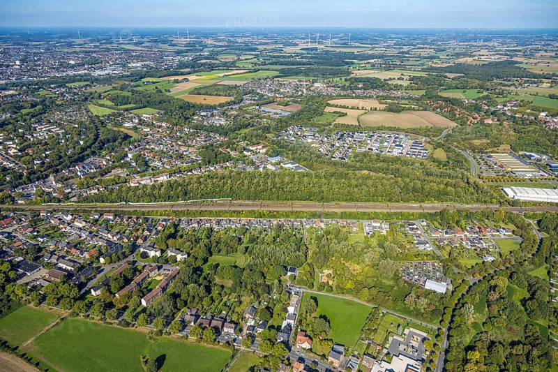 Aerial view, residential area Am Heimshof, railway line and forest area, new construction residential area Sachsenring, district Heessen, Hamm, Ruhr area, North Rhine-Westphalia, Germany, railway area, DE, Deutsche Bahn AG, Europe, railway tracks, tracks, property tax, real estate, aerial view, aerial photography, aerial photography, overview, bird's eye view, residential area, living and life, residential area, quality of life, residential quarter, housing estate, residential area, birds-eyes view, overview