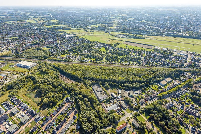 Aerial view, residential area Am Heimshof, railway line and forest area, district Heessen, Hamm, Ruhr area, North Rhine-Westphalia, Germany, railway area, DE, Deutsche Bahn AG, Europe, railway tracks, tracks, property tax, real estate, aerial view, aerial photography, aerial photography, overview, bird's-eye view, residential area, living and life, residential area, quality of life, residential quarter, housing estate, residential area, birds-eyes view, overview