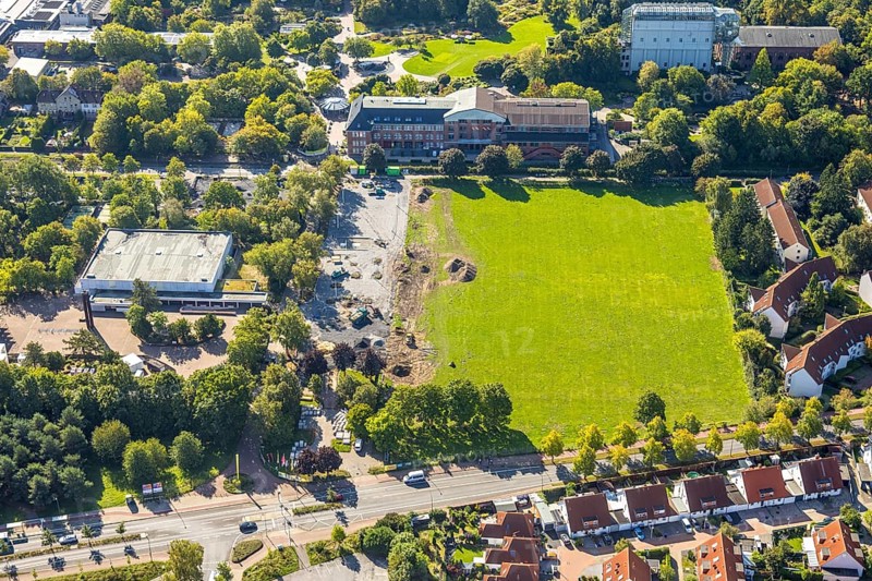 Aerial view, Freiherr-vom-Stein-Gymnasium and construction site, entrance area Maximilianpark, Uentrop, Hamm, Ruhr area, North Rhine-Westphalia, Germany, construction work, construction area, building site, building plots, construction measure, construction project, construction site, education, educational institution, DE, Europe, grammar school, teaching institute, aerial view, aerial photography, aerial photography, MaxiPark, new building, school, overview, conversion, bird's eye view, Werner-Figgen-Weg, birds-eyes view, overview
