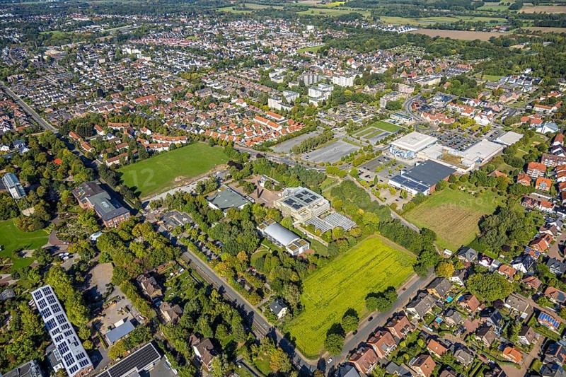 Aerial view, construction site and meadow at Freiherr-vom-Stein-Gymnasium, entrance area Maximilianpark, residential area district Uentrop, Hamm, Ruhr area, North Rhine-Westphalia, Germany, construction work, construction area, building site, building plots, construction measure, construction project, construction site, education, educational institution, DE, Europe, grammar school, teaching institute, aerial view, aerial photography, aerial photography, new building, school, overview, conversion, bird's eye view, Werner-Figgen-Weg, birds-eyes view, overview