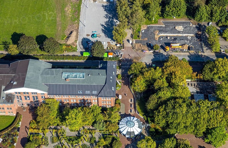 Aerial view, construction site and meadow at Freiherr-vom-Stein-Gymnasium, entrance area Maximilianpark Hamm, Uentrop, Hamm, Ruhr area, North Rhine-Westphalia, Germany, construction work, construction area, construction site, building plots, construction project, construction site, education, educational institution, DE, Europe, grammar school, teaching institute, aerial view, aerial photography, aerial photography, new building, school, overview, conversion, bird's eye view, Werner-Figgen-Weg, birds-eyes view, overview