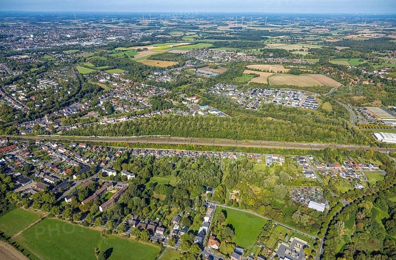 Aerial view, residential area Am Heimshof, railway line and forest area, new construction residential area Sachsenring, district Heessen, Hamm, Ruhr area, North Rhine-Westphalia, Germany, railway area, DE, Deutsche Bahn AG, Europe, railway tracks, tracks, property tax, real estate, aerial view, aerial photography, aerial photography, overview, bird's eye view, residential area, living and life, residential area, quality of life, residential quarter, housing estate, residential area, birds-eyes view, overview