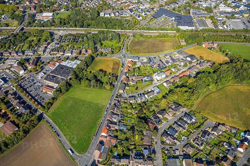Aerial view, residential area with roundabout Vogelstraße, Frielicker Weg and Ahlener Straße, meadow areas, district Heessen, Hamm, Ruhr area, North Rhine-Westphalia, Germany, DE, Europe, property tax, real estate, roundabout, aerial view, aerial photography, aerial photography, road traffic, overview, bird's eye view, residential area, housing and living, residential area, quality of life, residential quarter, housing estate, residential area, birds-eyes view, overview