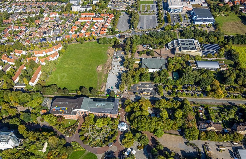 Aerial view, construction site and meadow at Freiherr-vom-Stein-Gymnasium, entrance area Maximilianpark Hamm, Uentrop, Hamm, Ruhr area, North Rhine-Westphalia, Germany, construction work, construction area, construction site, building plots, construction project, construction site, education, educational institution, DE, Europe, grammar school, teaching institute, aerial view, aerial photography, aerial photography, MaxiPark, new building, school, overview, conversion, bird's-eye view, Werner-Figgen-Weg, birds-eyes view, overview