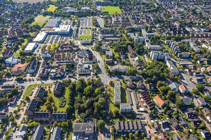 Aerial view, residential area road traffic intersection Ostwennemarstraße and Alter Uentroper Weg, shopping centre with Rewe supermarket, wooded area with Villa Kunterbunt, Uentrop, Hamm, Ruhr area, North Rhine-Westphalia, Germany, DE, Europe, kindergarten, day-care centre, nursery, aerial view, aerial photography, aerial photography, road intersection, road traffic, overview, bird's-eye view, overview
