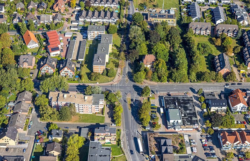 Aerial view, residential area road traffic intersection Ostwennemarstraße and Alter Uentroper Weg, wooded area with Villa Kunterbunt, Uentrop, Hamm, Ruhr area, North Rhine-Westphalia, Germany, DE, Europe, kindergarten, day-care centre, day-care centre, aerial view, aerial photography, aerial photography, road intersection, road traffic, overview, bird's-eye view, overview