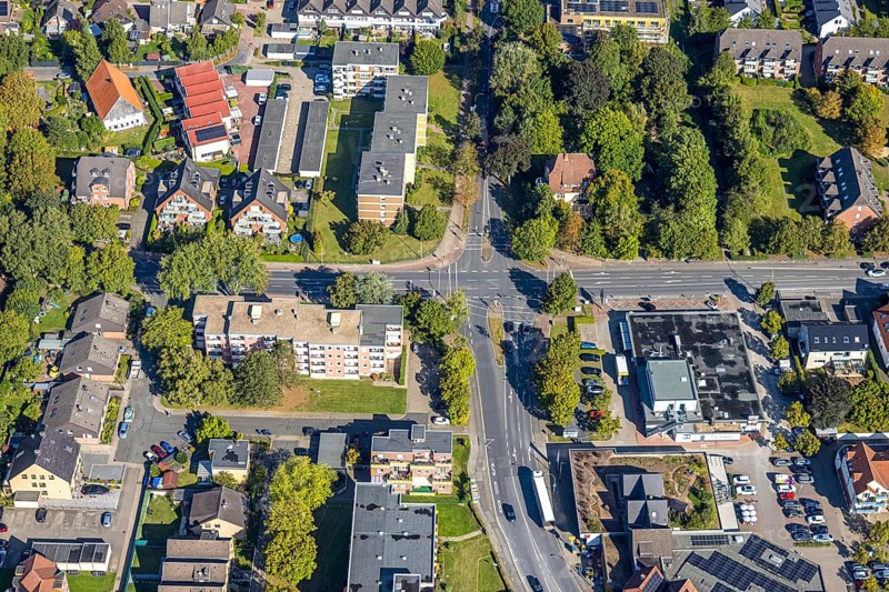 Aerial view, residential area road traffic intersection Ostwennemarstraße and Alter Uentroper Weg, wooded area with Villa Kunterbunt, Uentrop, Hamm, Ruhr area, North Rhine-Westphalia, Germany, DE, Europe, kindergarten, day-care centre, day-care centre, aerial view, aerial photography, aerial photography, road intersection, road traffic, overview, bird's-eye view, overview