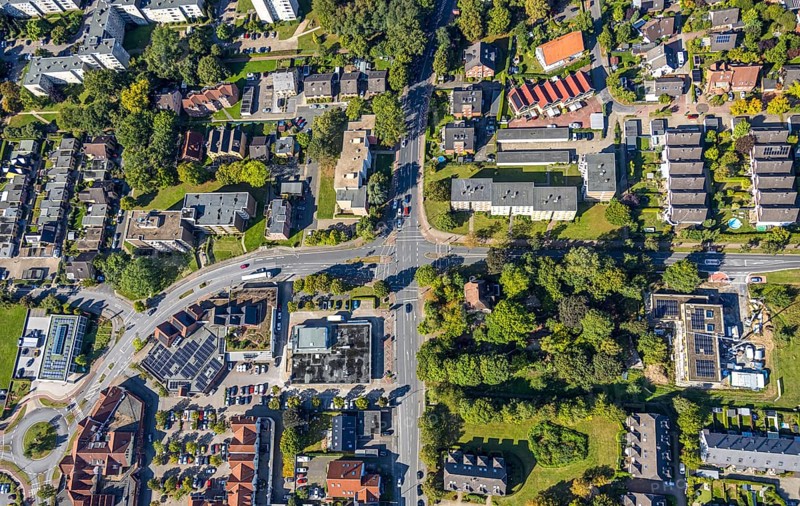 Aerial view, residential area road traffic intersection Ostwennemarstraße and Alter Uentroper Weg, wooded area with Villa Kunterbunt, Uentrop, Hamm, Ruhr area, North Rhine-Westphalia, Germany, DE, Europe, kindergarten, day-care centre, day-care centre, aerial view, aerial photography, aerial photography, road intersection, road traffic, overview, bird's-eye view, overview