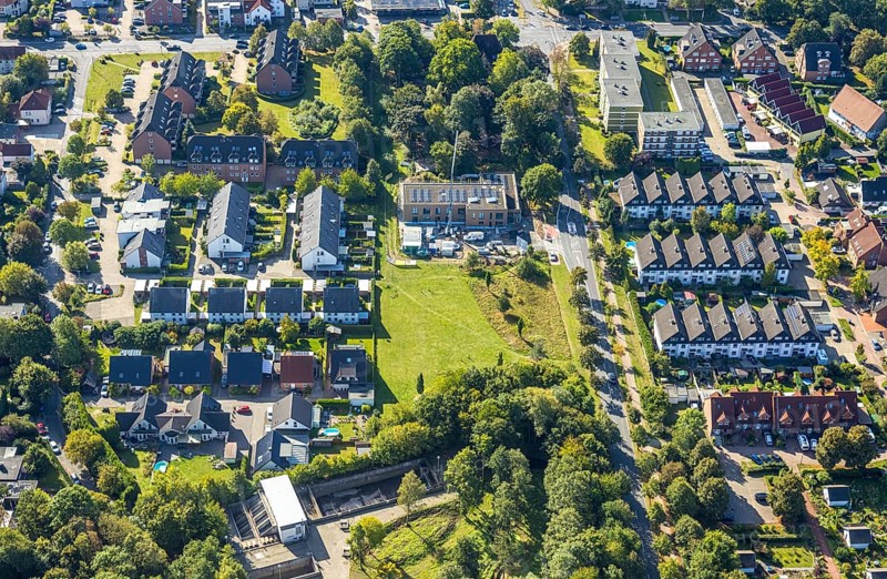 Aerial view, construction site with new building day care centre Villa Kunterbunt at Ostwennemarstraße corner Alter Uentroper Weg, terraced house housing estate, Uentrop, Hamm, Ruhr area, North Rhine-Westphalia, Germany, construction work, construction area, construction site, building plots, construction crane, construction project, construction site, DE, Europe, kindergarten, day care centre, day care centre, aerial view, aerial photography, aerial photography, new building, overview, bird's-eye view, overview