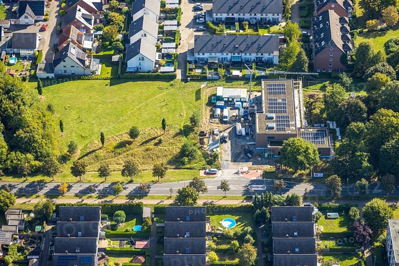 Aerial view, construction site with new building day care centre Villa Kunterbunt at Ostwennemarstraße corner Alter Uentroper Weg, terraced house housing estate, Uentrop, Hamm, Ruhr area, North Rhine-Westphalia, Germany, construction work, construction area, construction site, building plots, construction crane, construction project, construction site, DE, Europe, kindergarten, day care centre, day care centre, aerial view, aerial photography, aerial photography, new building, overview, bird's-eye view, overview