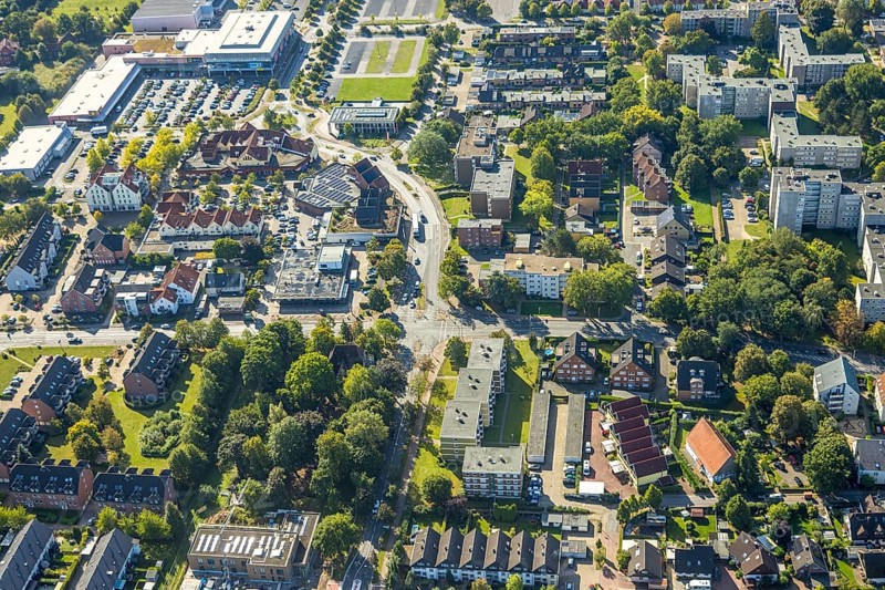 Aerial view, residential area road traffic intersection Ostwennemarstraße and Alter Uentroper Weg, shopping centre with Rewe supermarket, wooded area with Villa Kunterbunt, Uentrop, Hamm, Ruhr area, North Rhine-Westphalia, Germany, DE, Europe, kindergarten, day-care centre, nursery, aerial view, aerial photography, aerial photography, road intersection, road traffic, overview, bird's-eye view, overview