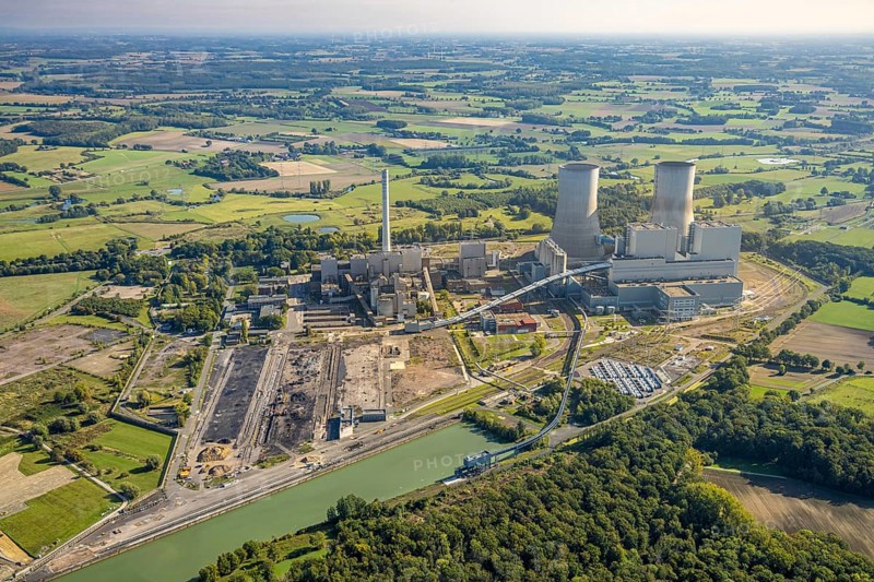Aerial view, RWE power plant Westfalen, meadows and agricultural fields, distant view, Eilmsen, Welver, Ruhr area, North Rhine-Westphalia, Germany, DE, Europe, Hamm, power plant, cooling towers, aerial view, aerial photography, aerial photography, overview, bird's-eye view, overview