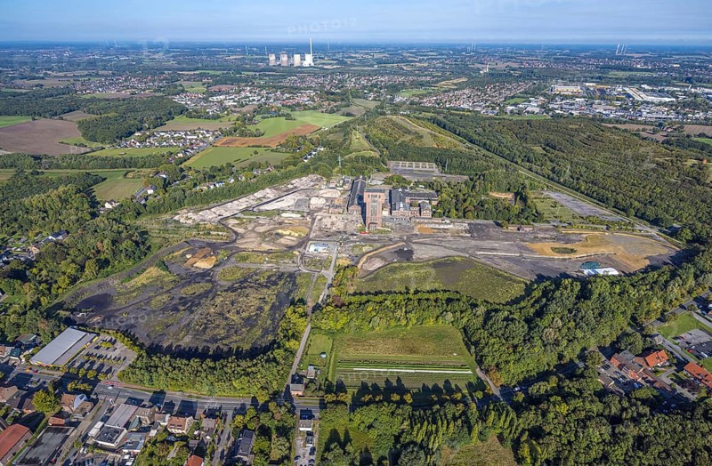 Aerial view, CreativRevier Hamm, former Ost Heinrich Robert mine with hammerhead tower, Humbert spoil tip, view of the RWE Generation SE Gersteinwerk power station with chimney and cooling towers, Pelkum district, Hamm, Ruhr area, North Rhine-Westphalia, Germany, slag heap, mine, CreativRevier Heinrich Robert, CreativRevier Heinrich Robert GmbH, DE, Europe, slag heap, aerial view, aerial photography, aerial photography, tower, overview, bird's eye view, colliery, birds-eyes view, overview
